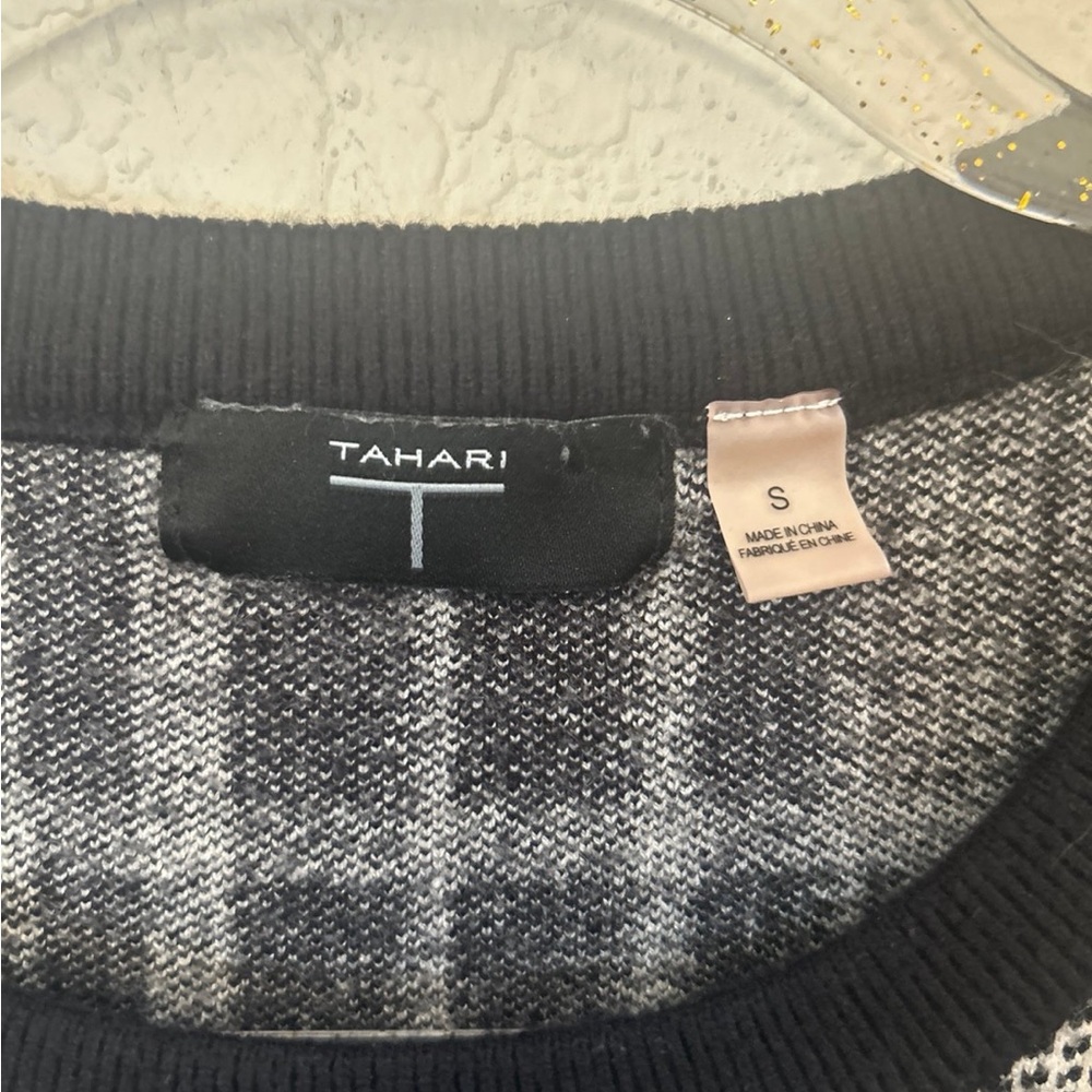 T Tahari‎ color block short sleeve sweater in black and white plaid size small - Picture 2 of 3